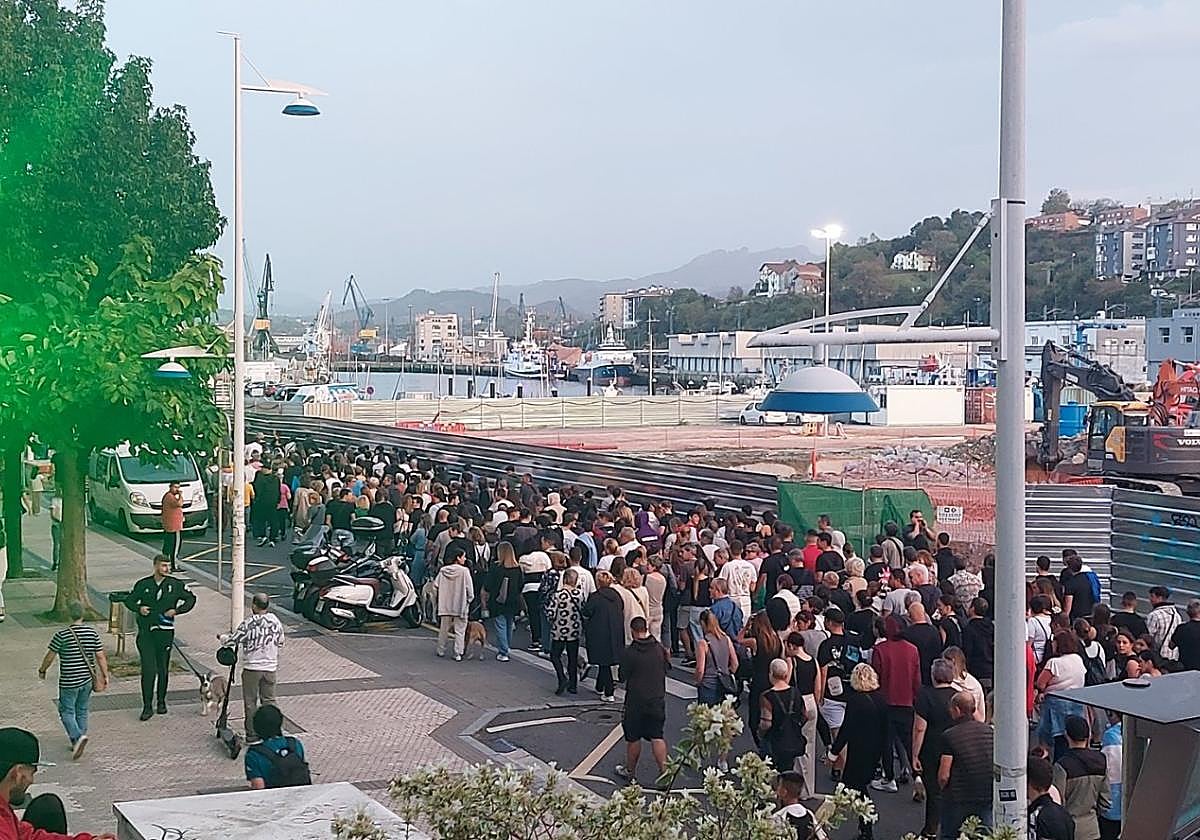 Centenares de personas participaron en la manifestación que tuvo lugar ayer por la tarde.