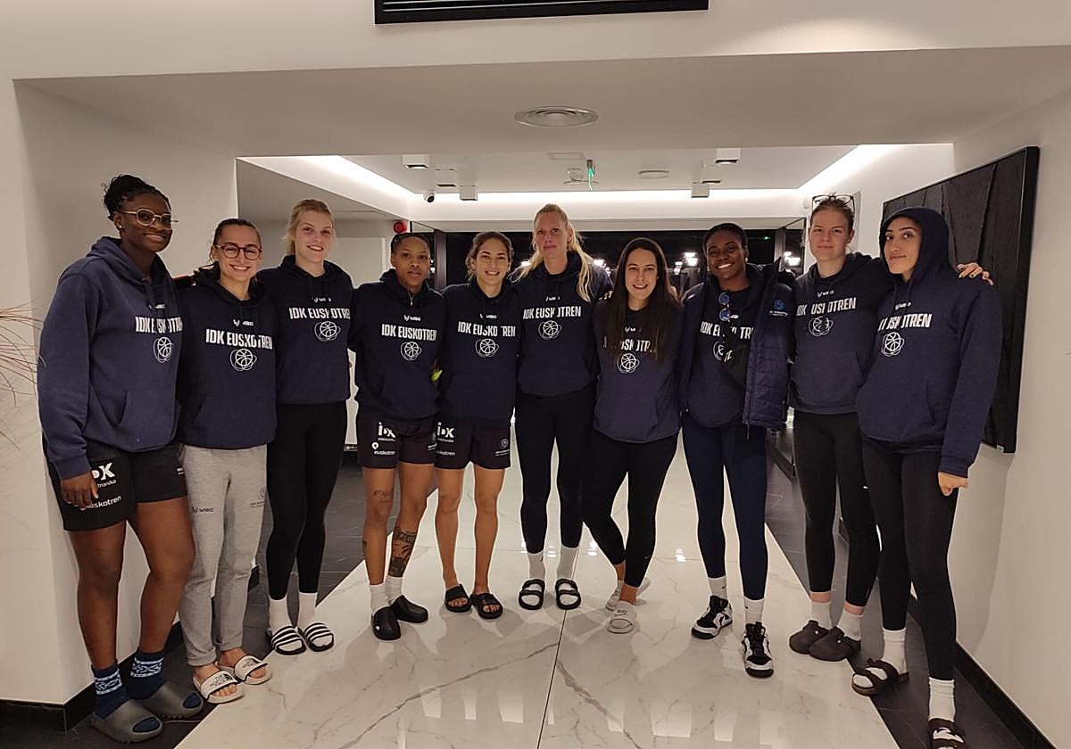 La plantilla del IDK Euskotren, desde el hotel en Transilvania.