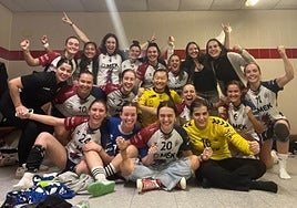 Las jugadoras celebran con una foto grupal el punto obtenido en casa.