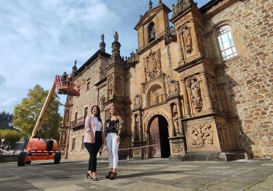 La diputada foral Azahara Domínguez y la alcaldesa Izaro Elorza, el martes junto a la universidad.