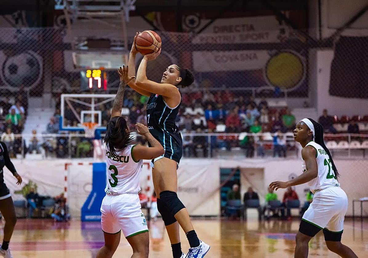 Niyah Becker lanza en suspensión ante la mirada de la base rumana, Popescu.