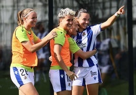 Amaiur Sarriegi celebra uno de los cuatro goles que ha marcado este año junto a sus compañeras