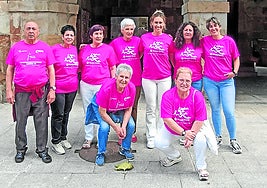 El cáncer de mama cuelga su lazo en el Ayuntamiento.