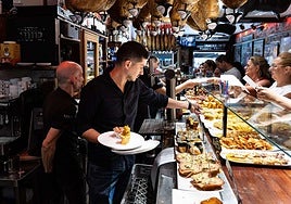 Un camarero trabaja en un bar de San Sebastián.