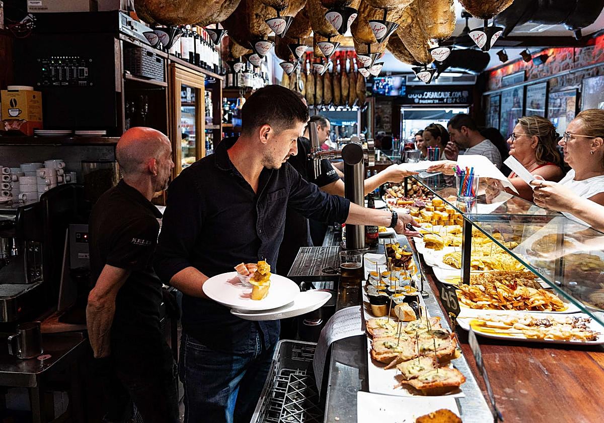 Un camarero trabaja en un bar de San Sebastián.