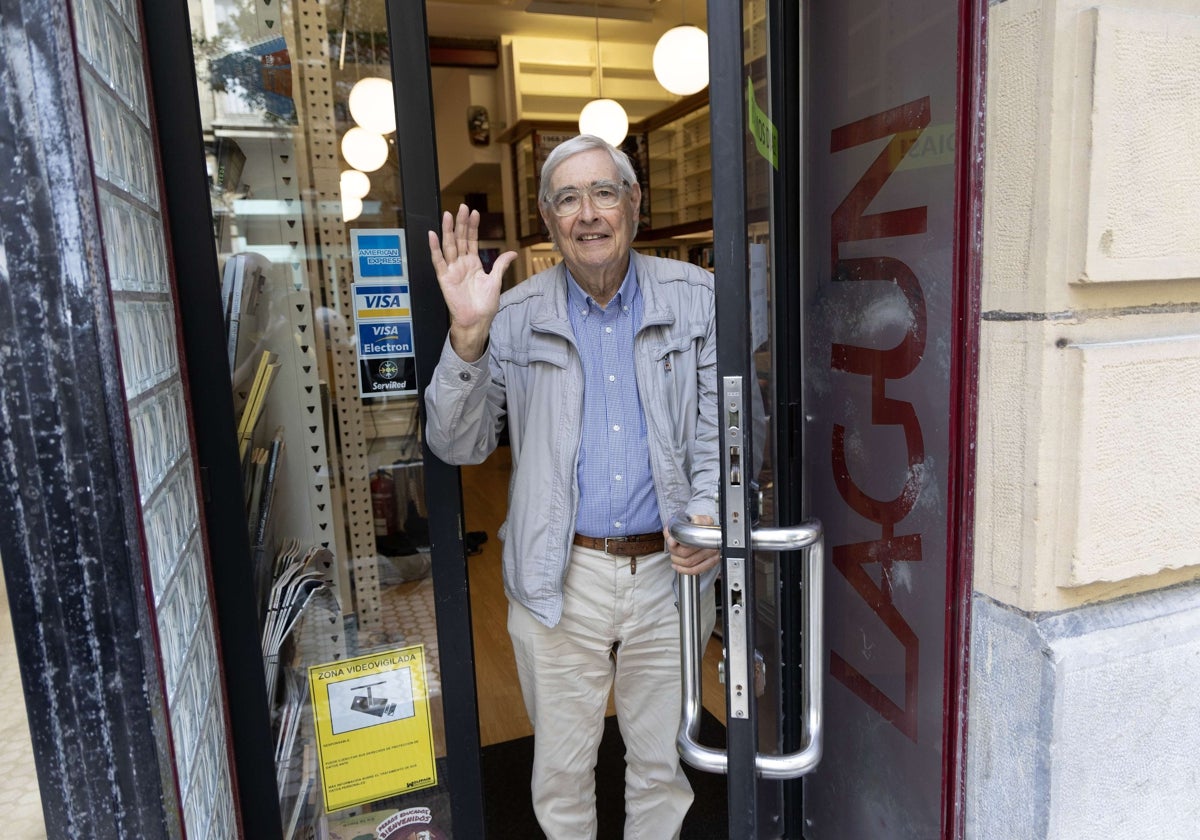 Ignacio Latierro, en el adiós a la librería Lagun.