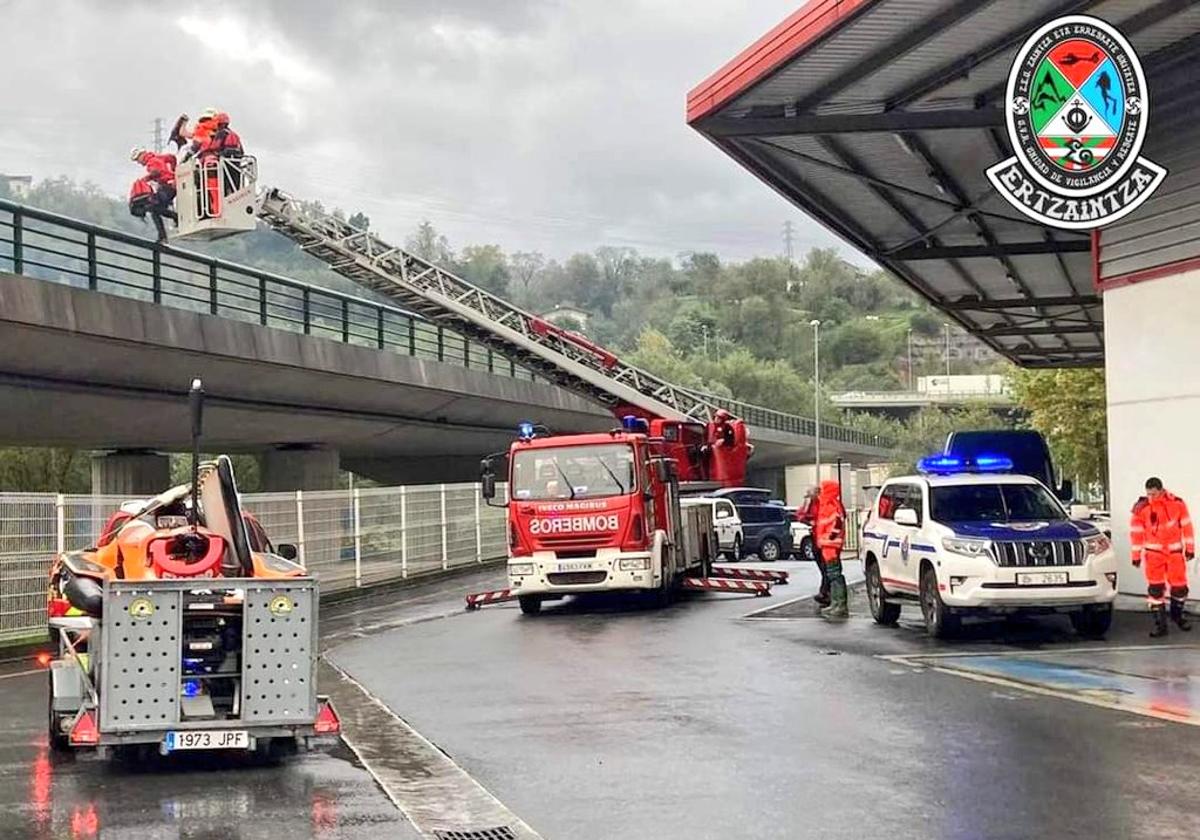 Bomberos y Ertzaintza durante el rescate de seis personas atrapadas en el barrio Akerregi de Hernani