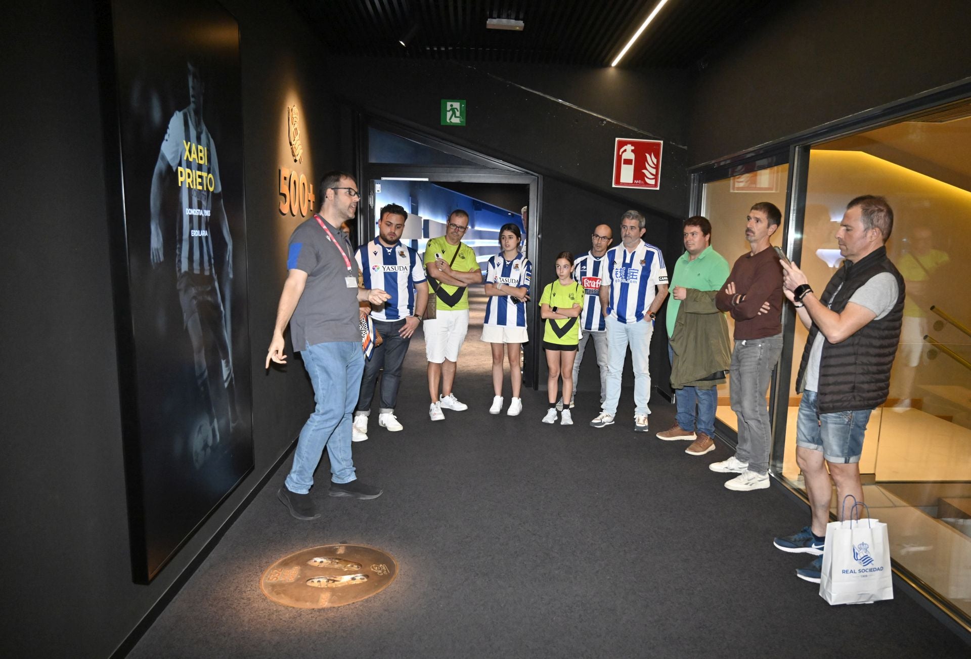 La visita por los rincones del Reale Arena de la mano de las leyendas del club, en imágenes