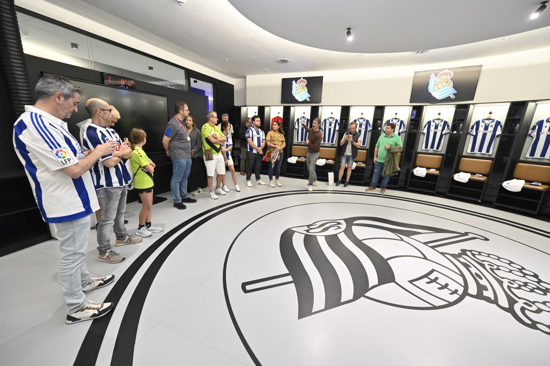 La visita por los rincones del Reale Arena de la mano de las leyendas del club, en imágenes