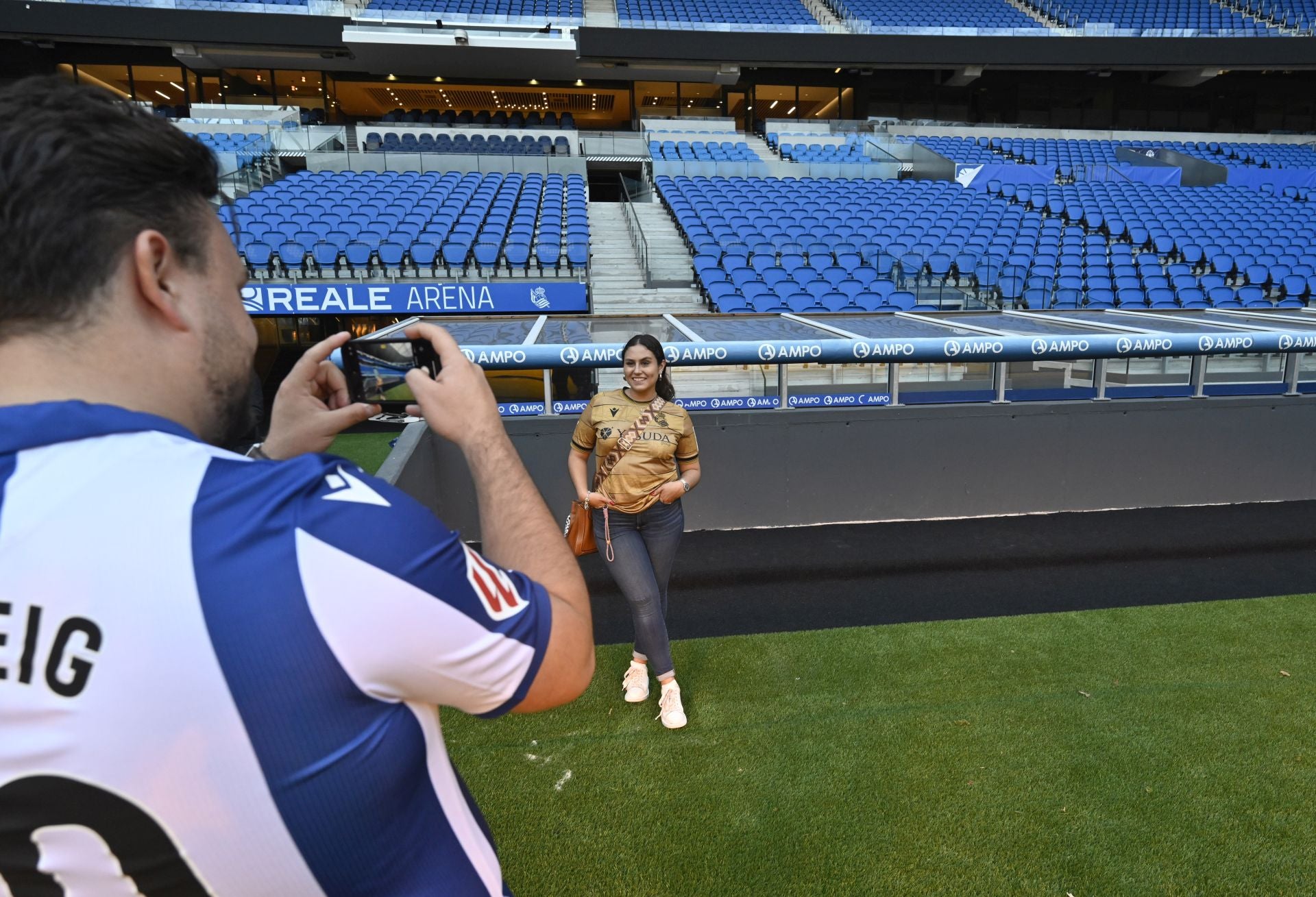 La visita por los rincones del Reale Arena de la mano de las leyendas del club, en imágenes