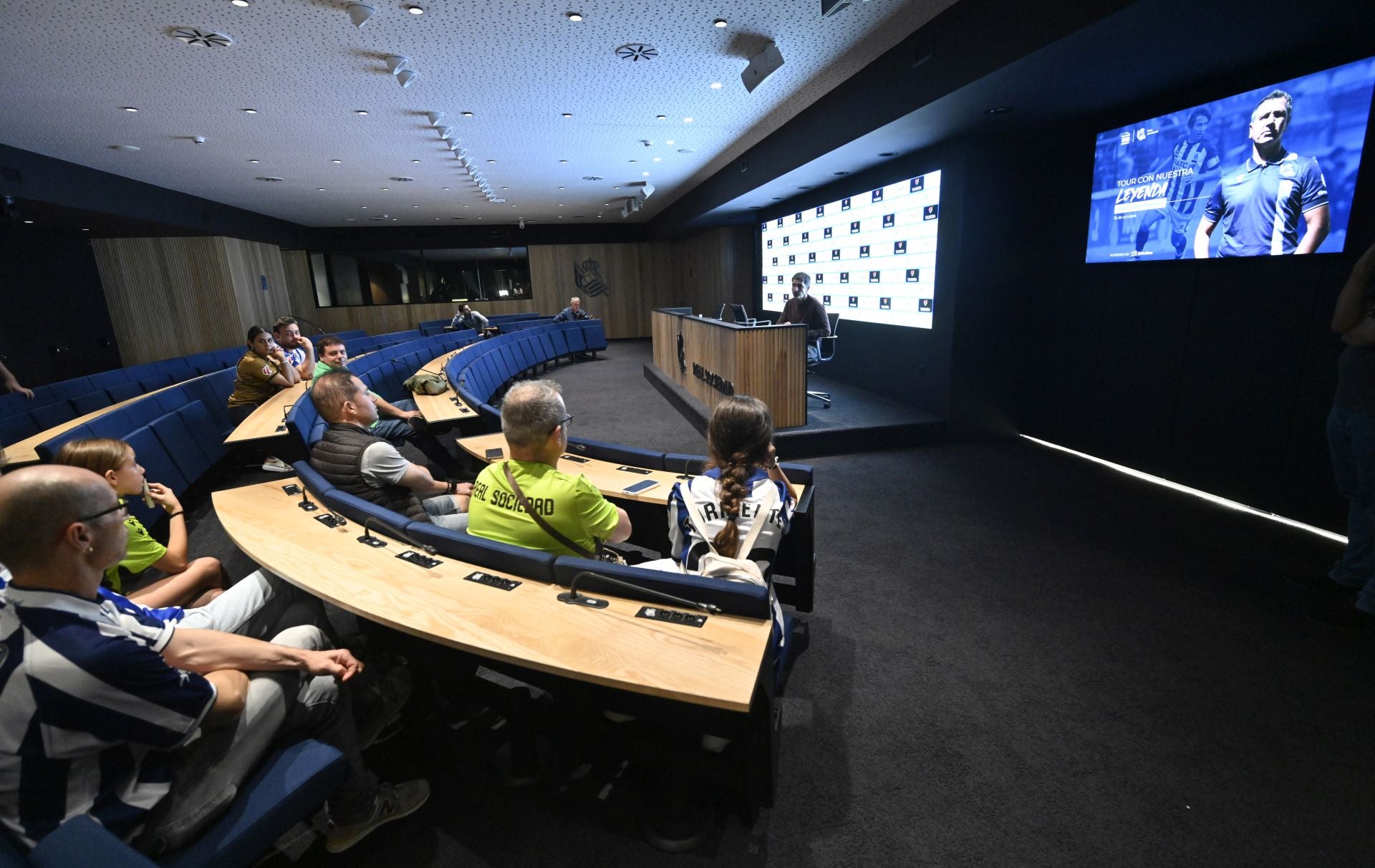 La visita por los rincones del Reale Arena de la mano de las leyendas del club, en imágenes