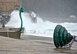 Una imagen del fuerte oleaje en la playa de Zarautz durante un temporal.