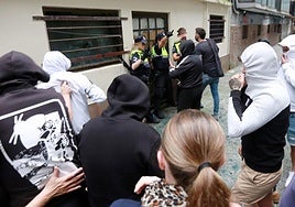 Vecinos de Trintxerpe protestan frente al local okupado, protegido por la policía local