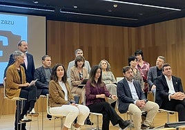 Eva Ferreira, rodeada de su equipo para las elecciones rectorales