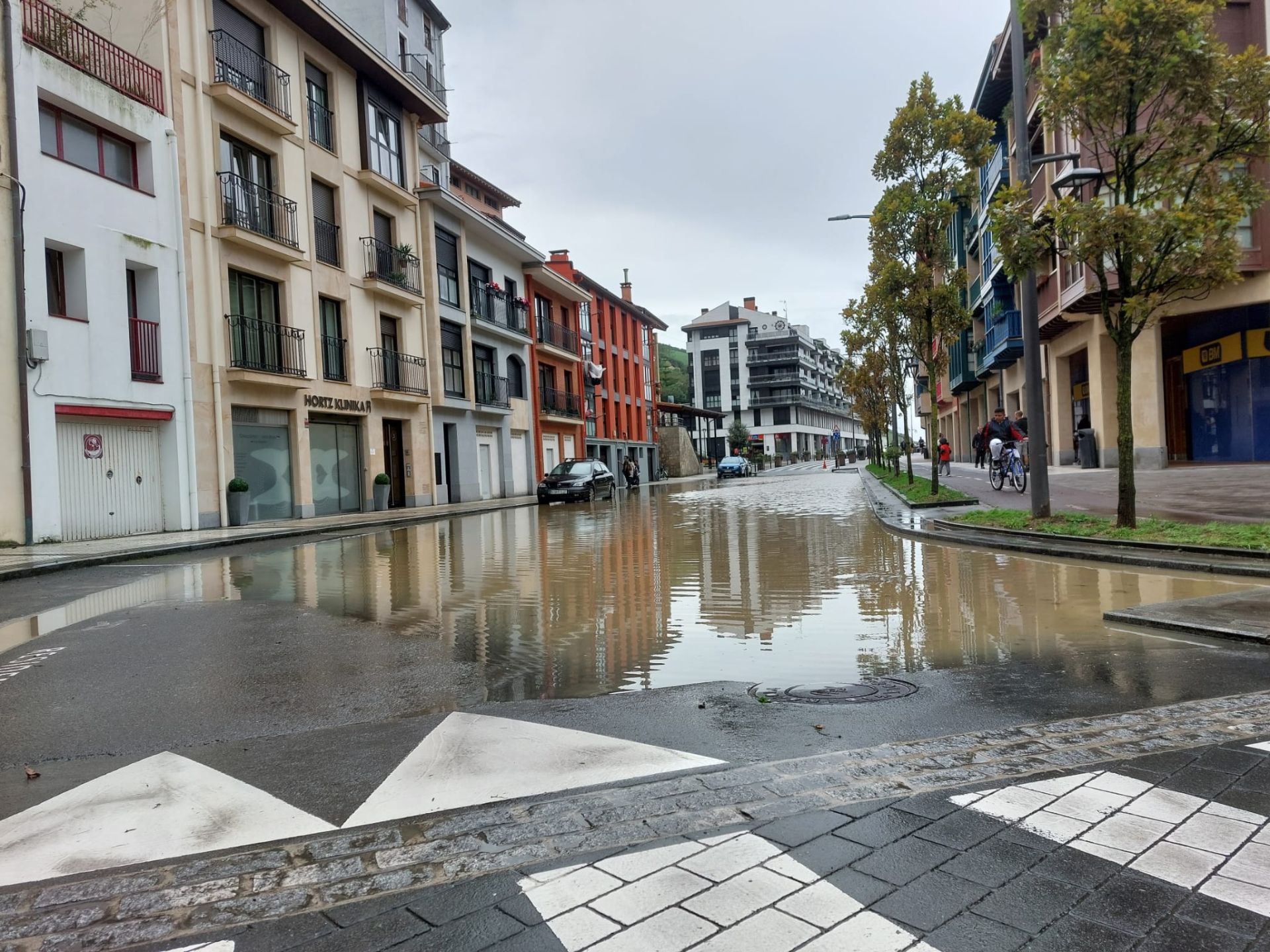 Las fuertes lluvias dejan inundaciones en Zumaia