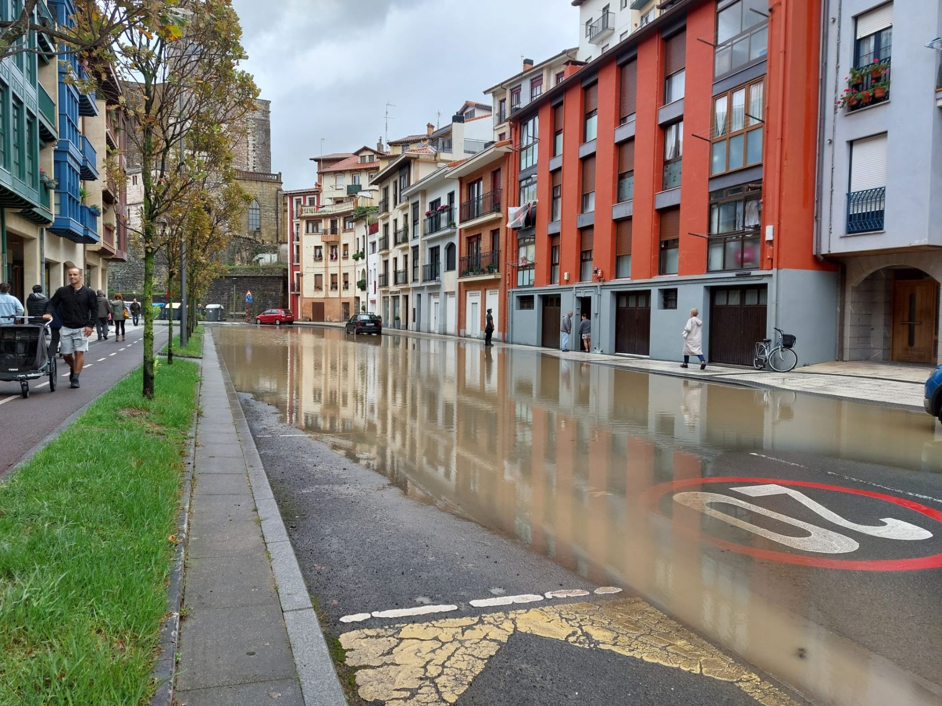 Las fuertes lluvias dejan inundaciones en Zumaia