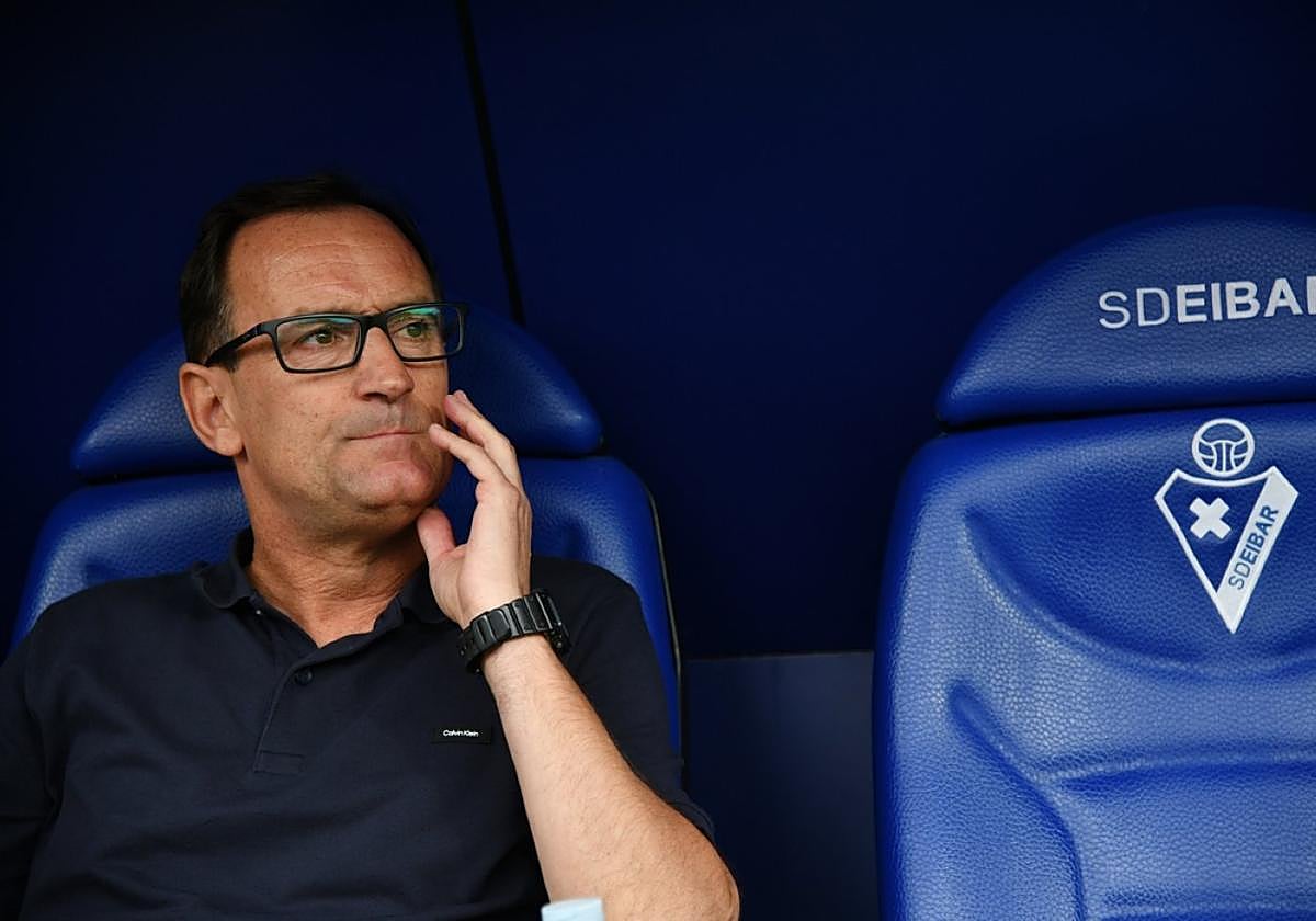 Joseba Etxeberria, pensativo en el banquillo durante un encuentro de esta temporada.