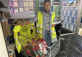 Una de las voluntarias de Hotz que colabora en la campaña, animando a la donación a la entrada de la 'cope' en la lluviosa jornada de ayer.