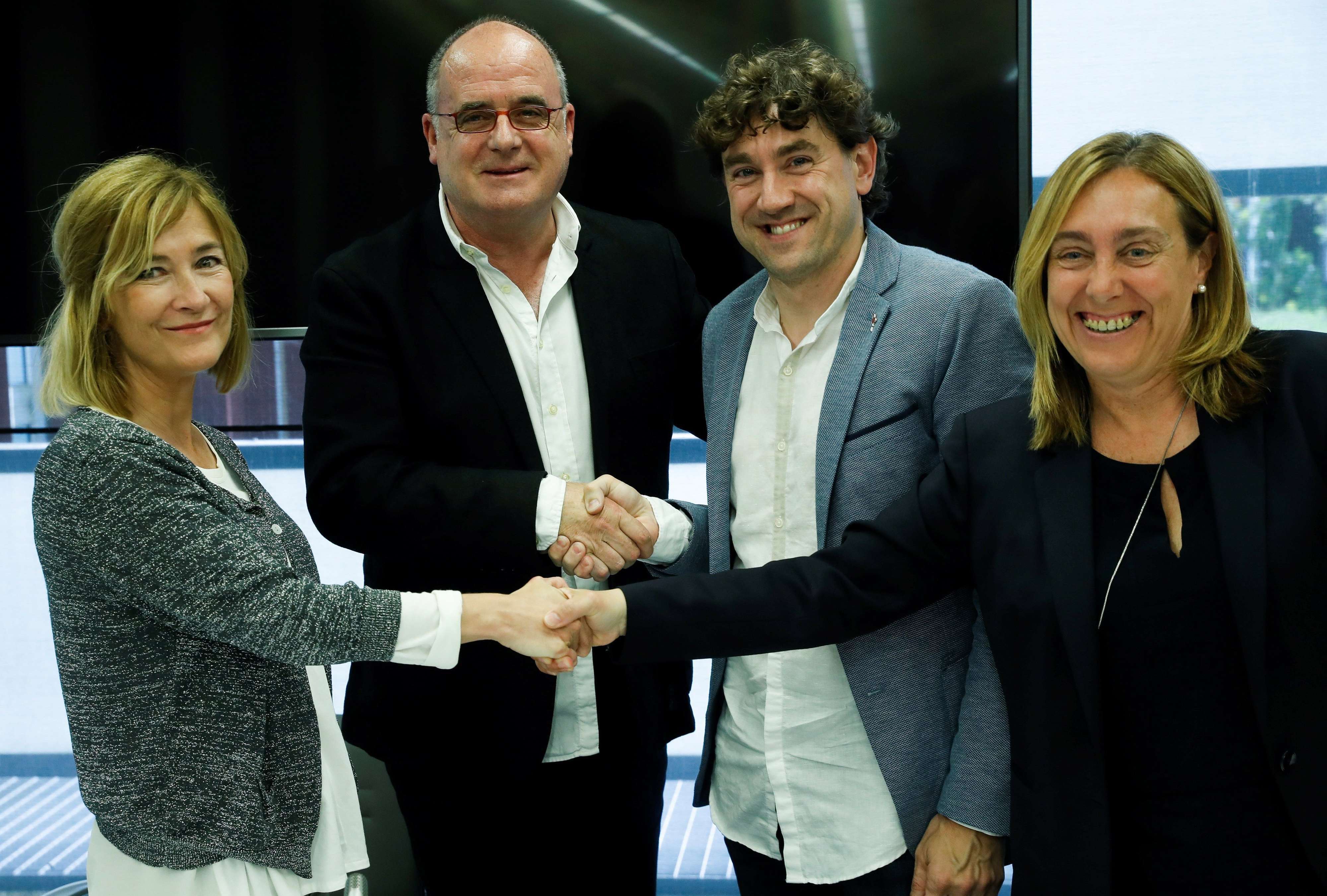 María Eugenia Arrizabalaga y Joseba Egibar, con los socialistas Eneko Andueza y Susana García Chueca, tras la firma del pacto de gobierno en Gipuzkoa