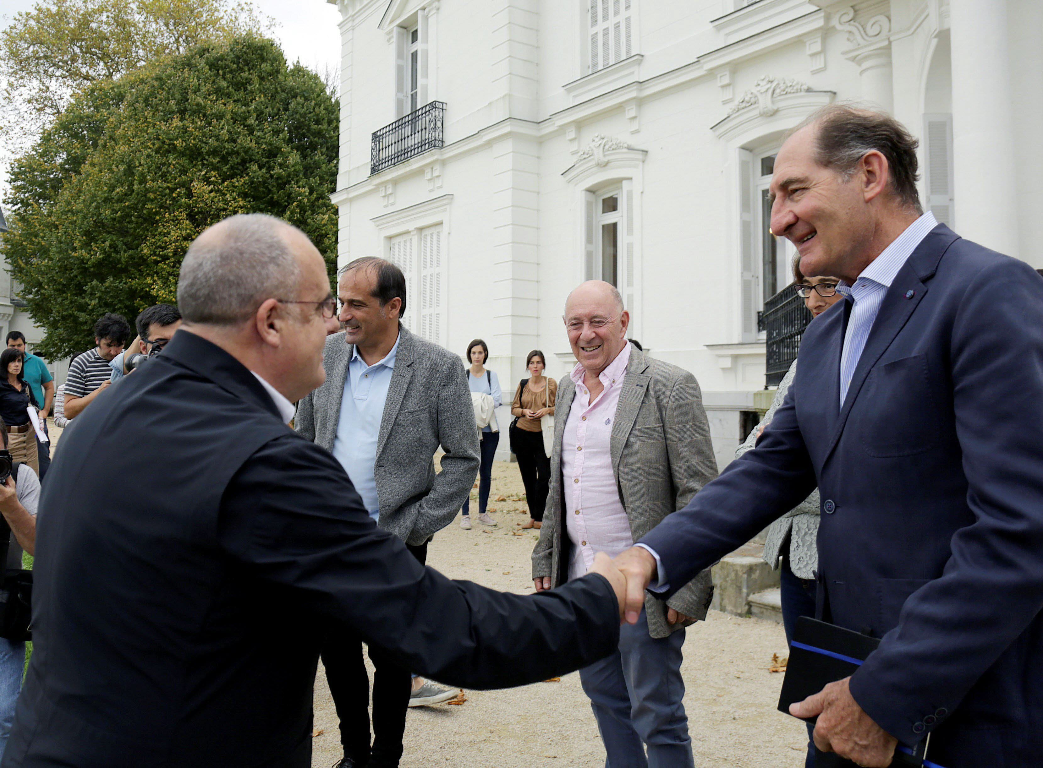 Joseba Egibar saluda al sudafricano Brian Currin, mediador internacional en el diálogo con ETA, en la conferencia internacional de paz de Aiete. 