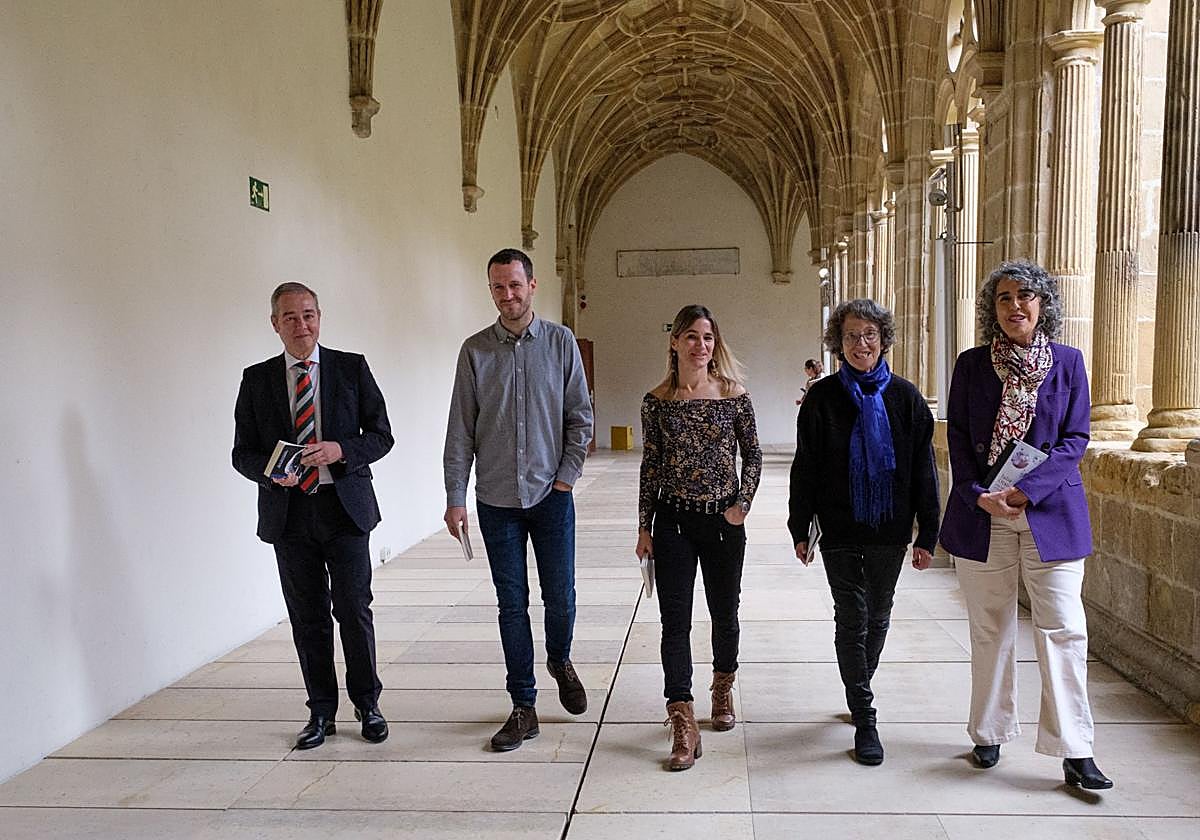 El viceconsejero Andoni Iturbe, los premiados Jon Urzelai, Aiora Jaka, Julia Otxoa y la consejera Ibone Bengoetxea, este viernes en San Telmo.