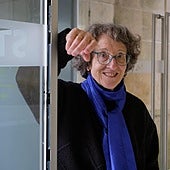 Julia Otxoa: «En las redes sociales hay joyas, pero no acabarán con la poesía»