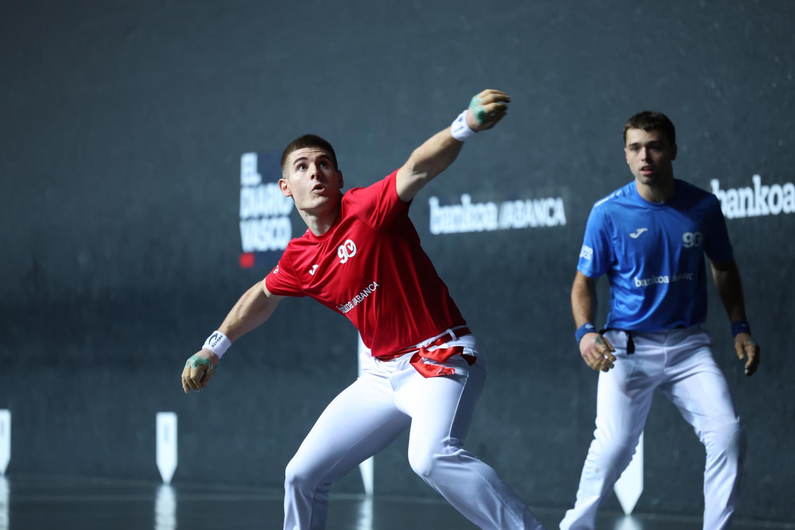 Beñat Apezetxea prepara la volea en presencia de Mikel Aranbarri anoche en el Izarraitz.