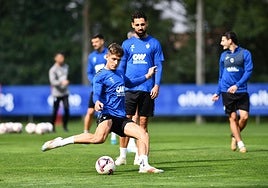 Corpas se dispone a golpear el balón en Atxabalpe.