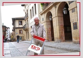 Mikel Ugalde en su txoko favorito de Errenteria, la Plaza del Ayuntamiento.