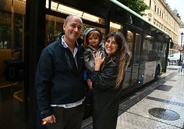 Fran Andrino junto a Lorenzo y Mercedes, una usuaria a quien devolvió una cartera que había perdido.