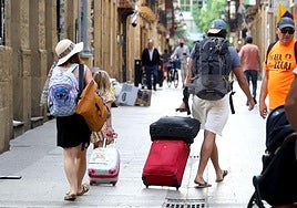 Turistas en la Parte Vieja de Donostia este verano.