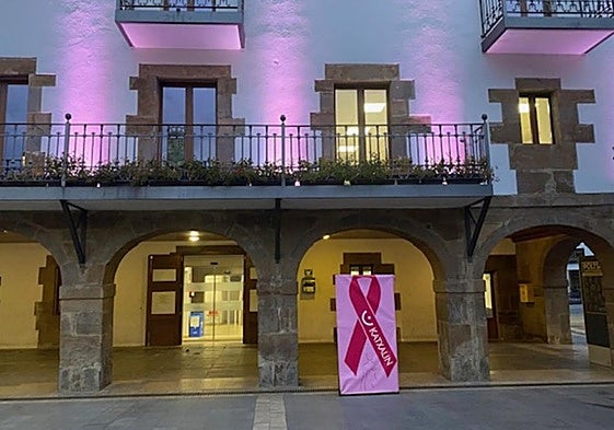 El Ayuntamiento luce desde el lunes distintivos en señal de apoyo.