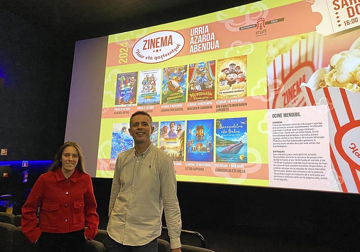 La técnico Maialen Pikabea y el delegado Jon Ugarte, en Ocine Mendibil, ante el cartel de esta edición del ciclo.