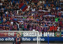 La grada de gol este, prácticamente llena durante el encuentro del Eibar frente al Eldense.