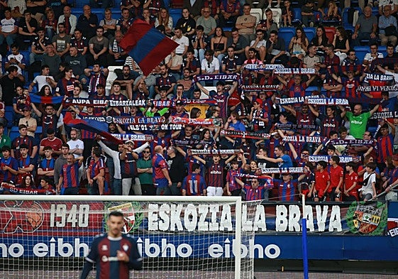 La grada de gol este, prácticamente llena durante el encuentro del Eibar frente al Eldense.