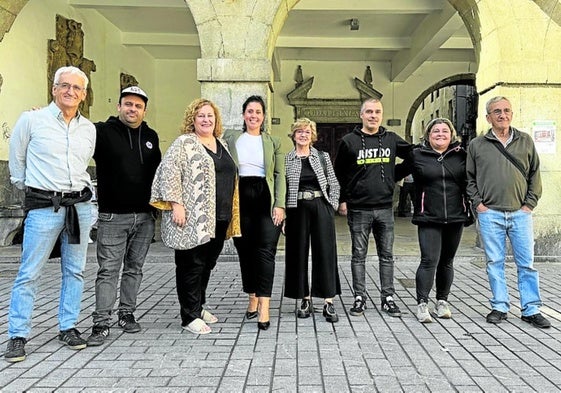 La diputada Azahara Domínguez y la alcaldesa, ayer, con algunos de los debarras que demandaban el servicio de autobús a las 6.00 horas.