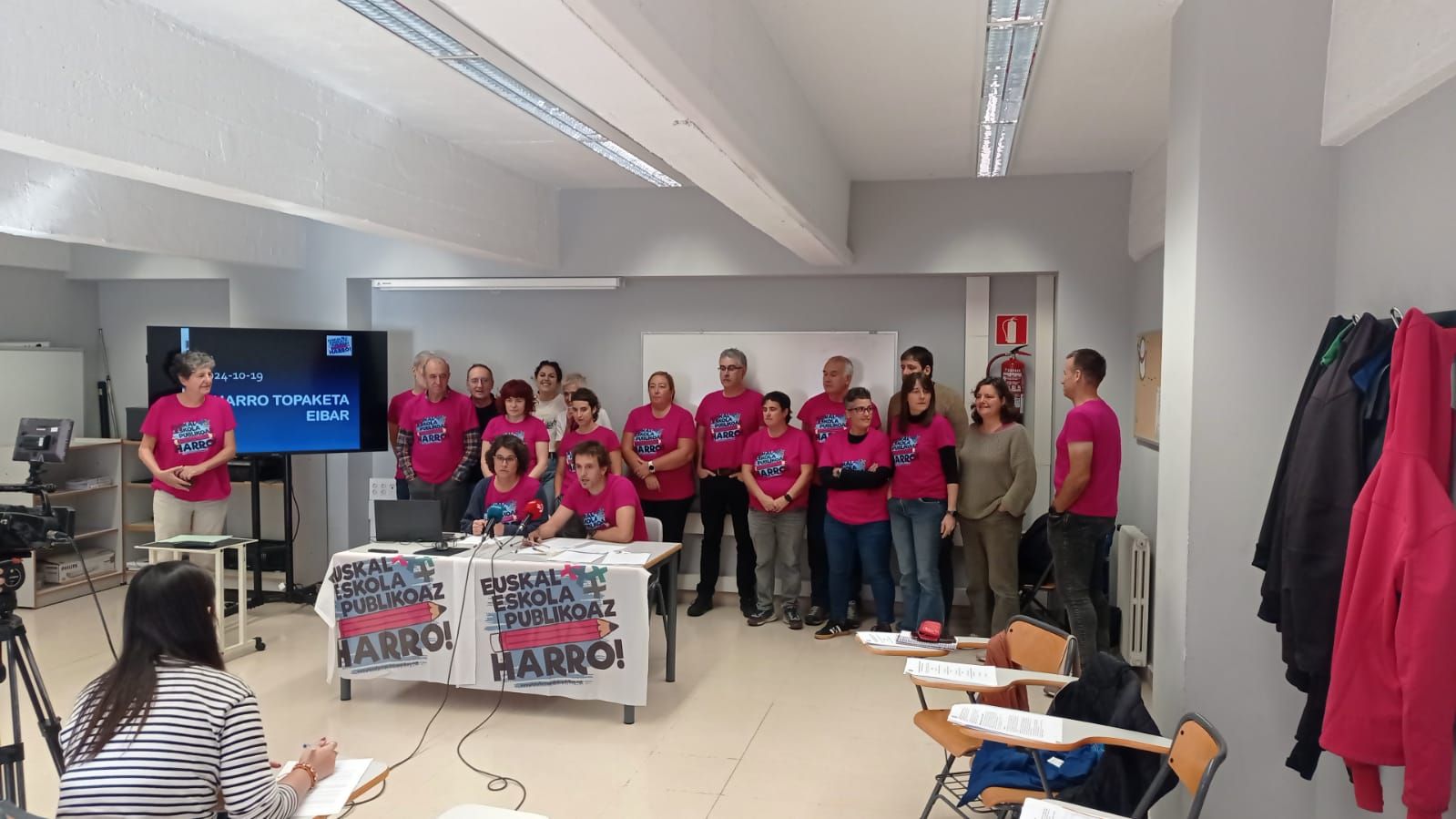 Comparecencia de Euskal Eskola Publikoaz Harro hoy, en Eibar.