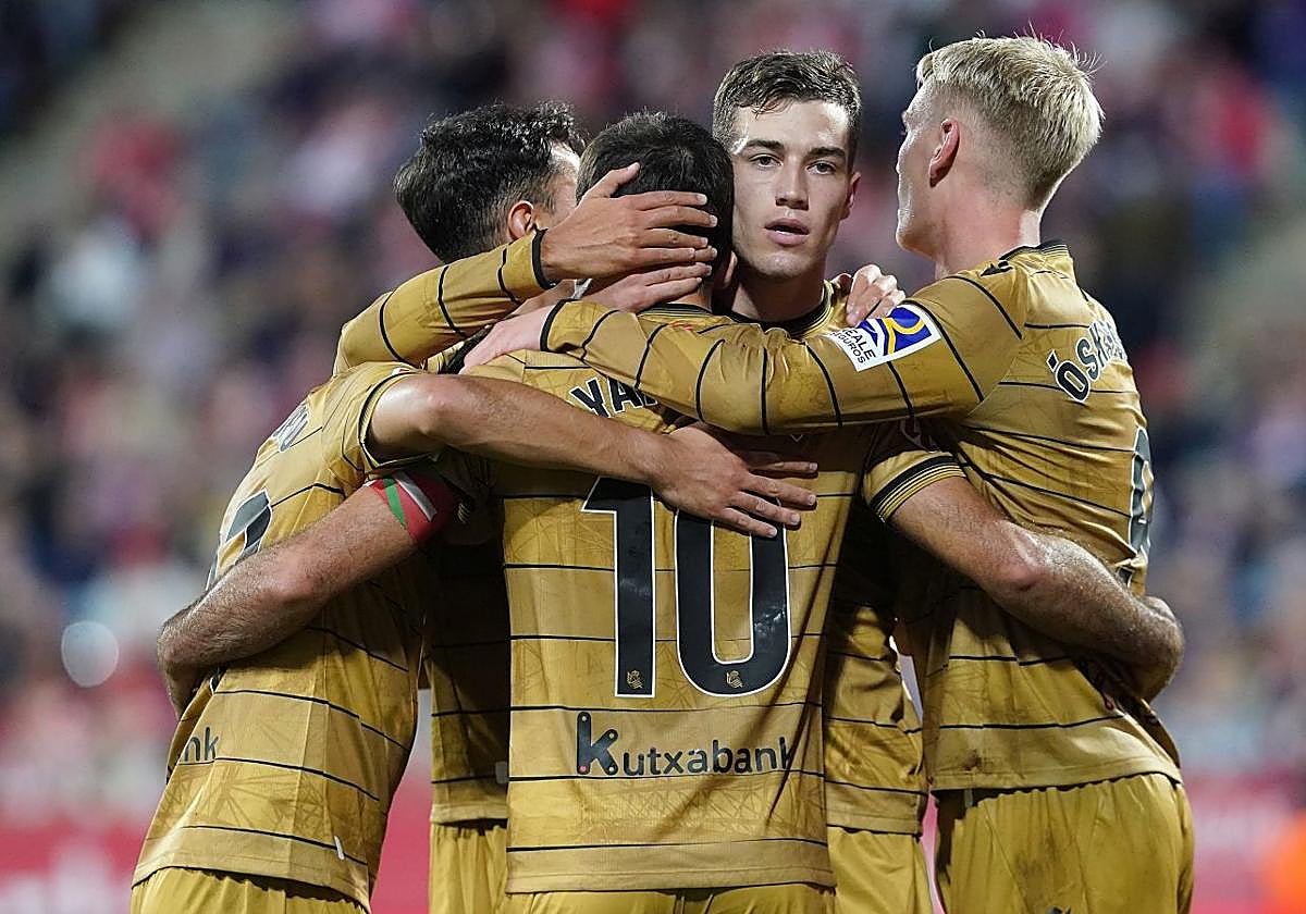 Varios jugadores txuri-urdin abrazan a Oyarzabal por su gol ante el Girona.