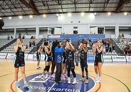 Las jugadoras del IDK celebran la victoria junto a la afición