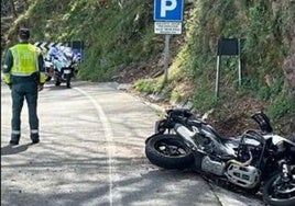 Un Guardia Civil junto a la motocicleta salida de la vía.