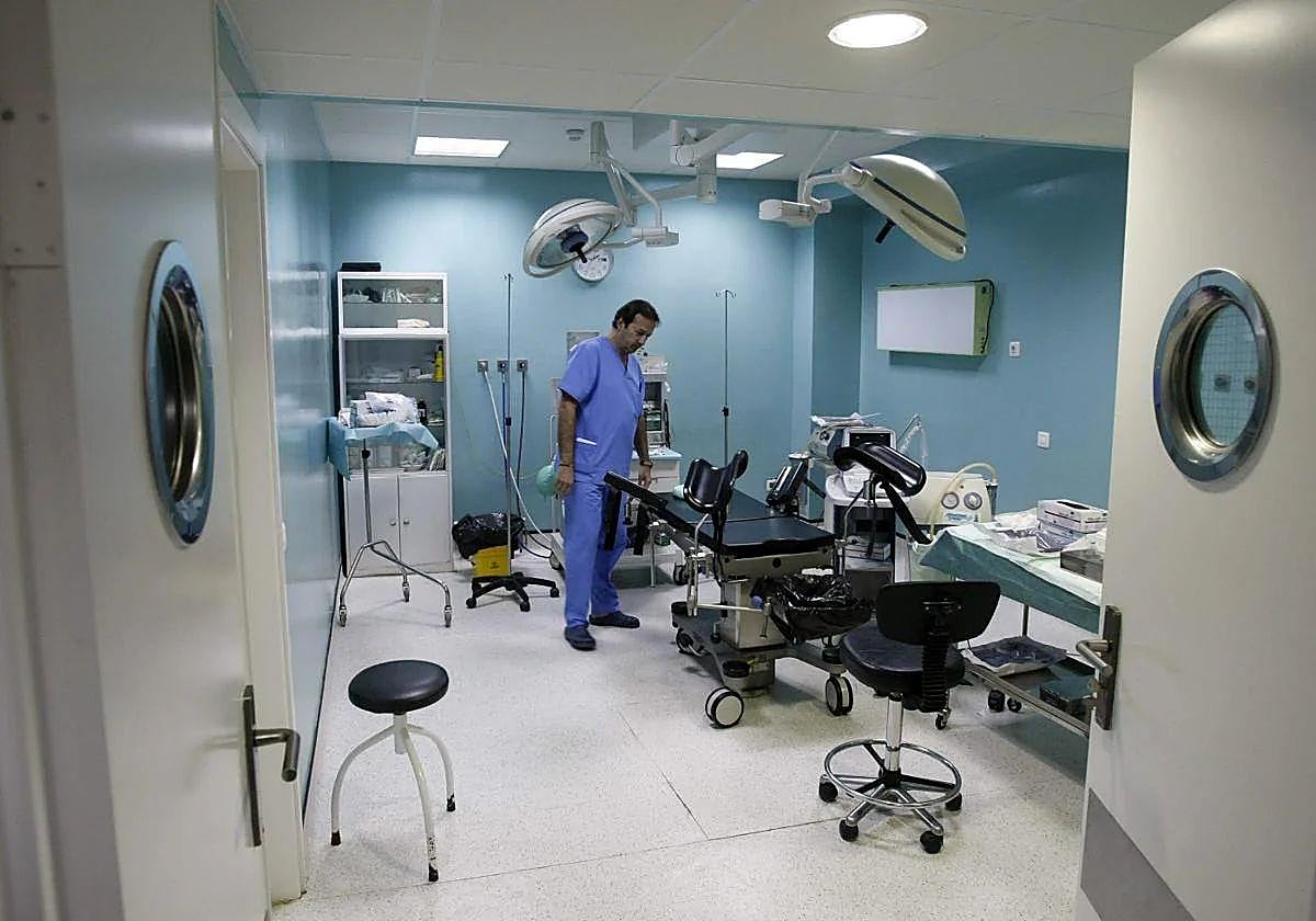 Un médico en una clínica que practica interrupciones voluntarias del embarazo.