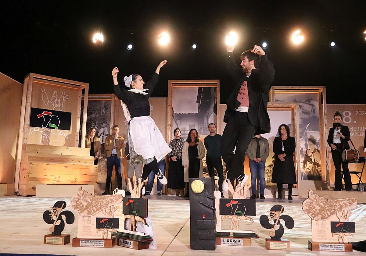 Katerin Artola eta Iker Belintxon txapeldunak, azken dantza eskainiz.