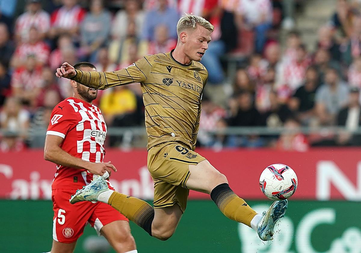 Óskarsson controla con la puntera de su pie derecho un balón en Montilivi ante la oposición del defensa David López.