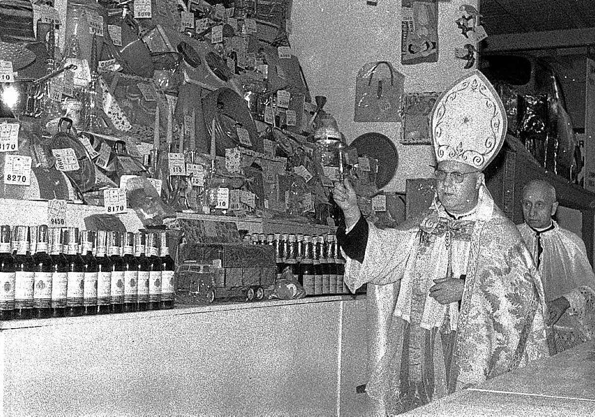 El obispo Font Andreu, inaugurando la tómbola en 1960.