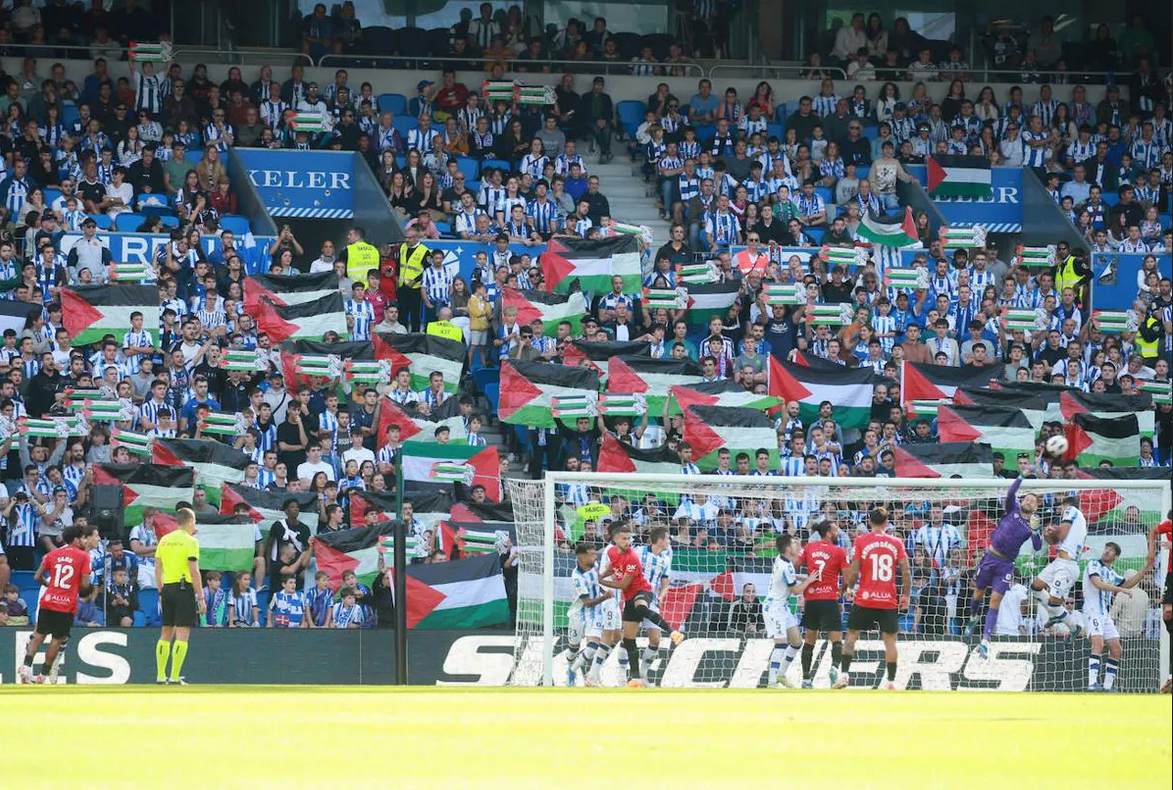 Seguidores de la Real muestras docenas de banderas de Palestina durante un encuentro en el Reale Arena contra el Mallorca