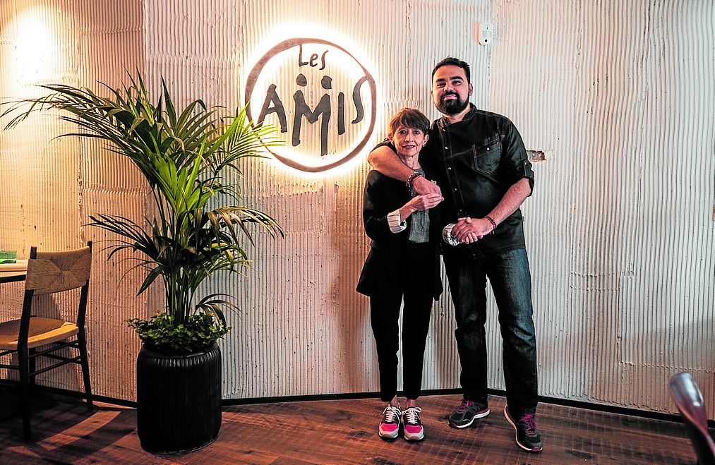 Valentina y Eduardo, capitanes de Les Amis, en el restaurante.