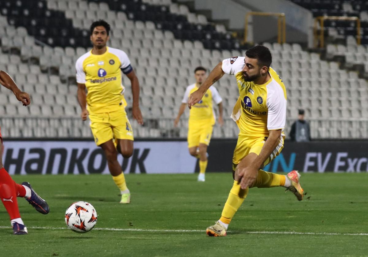 Layous persigue el balón durante el partido disputado en el estadio del Partizan frente al Midtjylland en la última jornada de la Europa League.