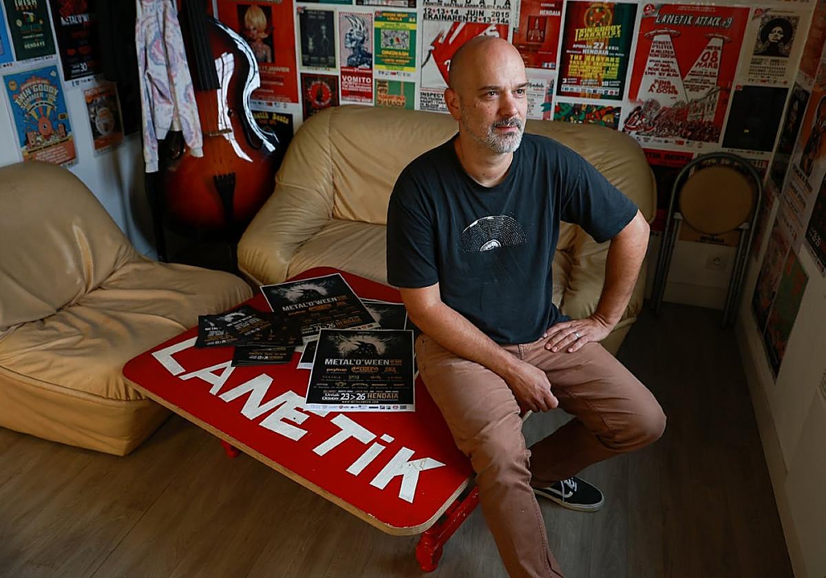 Nico bere etxean. Bertan, mahaiak ere Lanetik egina izeneko elkarte beteranoaren berri ematen du.