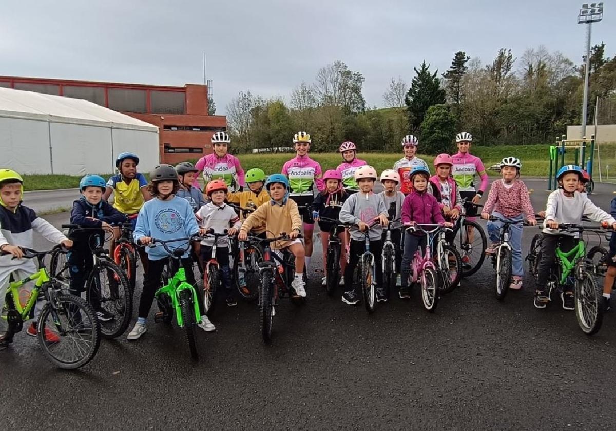 Los escolares de los tres centros educativos de Andoain recibieron una sesión monográfica de ciclismo en los alrededores de Ubitarte.