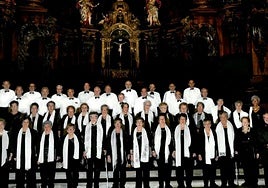 Una de las formaciones de San Joxepe Abesbatza con su director.